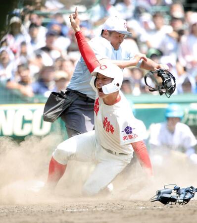 　８回、川原のスクイズで生還する山田