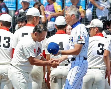 　試合後、中谷監督（左）と握手を交わす青柳監督（撮影・立川洋一郎）