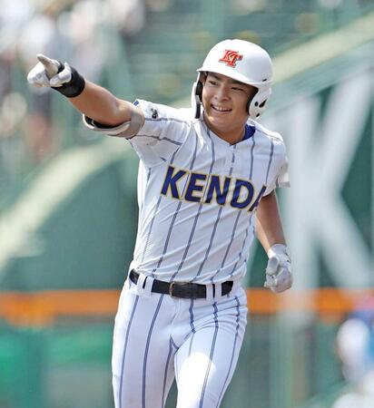 ８回、逆転２ランを放ち、スタンドを指さす石田雄（撮影・中田匡峻）