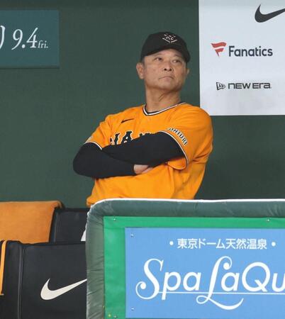 ８回、リクエストに失敗し体を反らす橋上監督代行（撮影・佐々木彰尚）