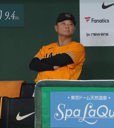 ８回、リクエストに失敗し体を反らす橋上監督代行（撮影・佐々木彰尚）