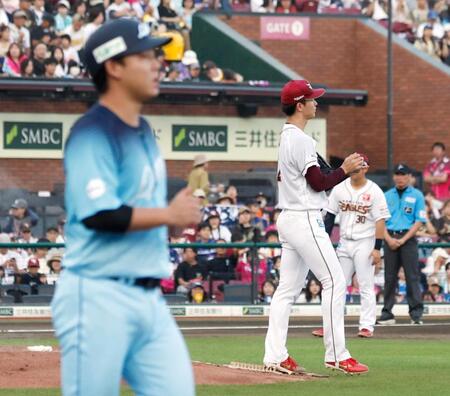 ５回、古賀悠（手前）に押し出し四球を与えた古謝