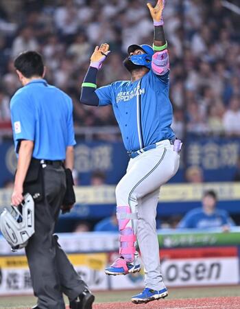 ６回、同点の右越え２ランを放ち天を仰ぐレイエス（撮影・開出牧）