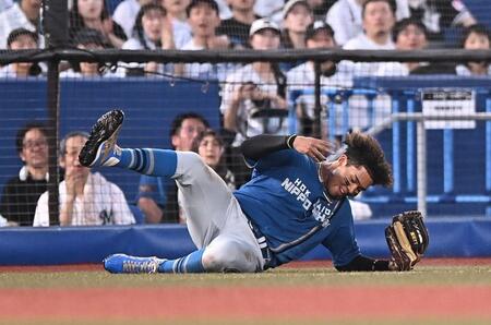 ４回、上田の左飛を好捕する水谷（撮影・開出牧）