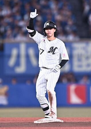 ６回、勝ち越しの右越え二塁打を放ちポーズを決める小川（撮影・開出牧）