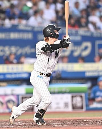 ３回ロッテ１死、中越え二塁打を放つ藤原恭大＝ＺＯＺＯマリンスタジアム（撮影・開出牧）