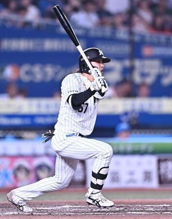 ６回ロッテ２死一、二塁、勝ち越しの右越え適時二塁打を放つ小川龍成＝ＺＯＺＯマリンスタジアム（撮影・開出牧）