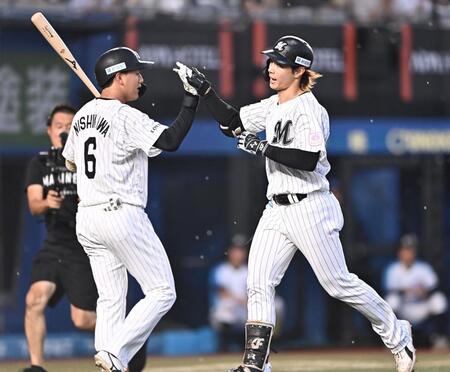 １回、先制の右越えソロを放ち西川（左）とタッチを交わす藤原（撮影・開出牧）
