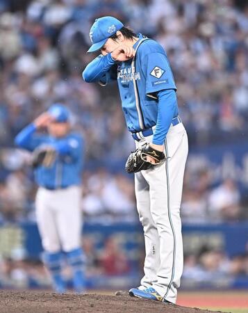 ３回、西川に左前打を打たれ汗を拭う有原（撮影・開出牧）