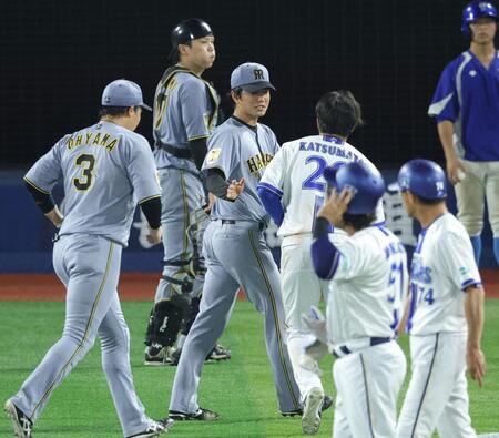 ４回終了後、勝又（右）から謝罪される高橋（撮影・西岡正）