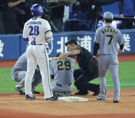 ４回、勝又の投ゴロで落としたボールを捕ろうとした高橋（左）と勝又が接触し、転倒してうずくまる（撮影・西岡正）