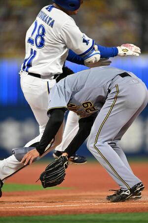 ４回、勝又（左）と交錯する高橋（撮影・堀内翔）