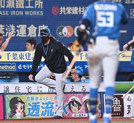 ７回、投手交代を告げる新庄監督（後方）。手前は好機で三振に倒れた水谷（撮影・開出牧）