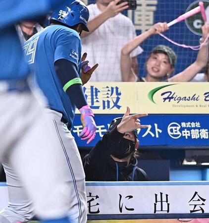 ６回、同点の右越え２ランを放ったレイエス（左）とポーズを決める新庄監督（撮影・開出牧）