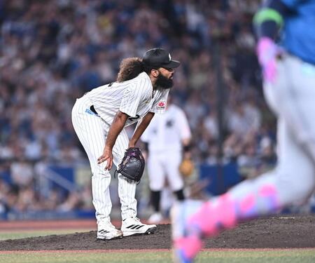 ６回、レイエス（手前）に同点の右越え２ランを打たれたジャクソン（撮影・開出牧）