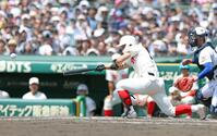 　８回、犠打を決める代打松本（撮影・中田匡峻）　