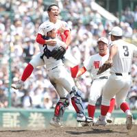 　優勝を果たし、久葉（上）と抱き合って喜ぶ智弁和歌山・山田（撮影・坂部計介）