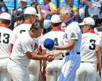 　試合後、中谷監督（左）と握手を交わす青柳監督（撮影・立川洋一郎）
