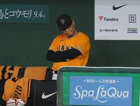８回、リクエストに失敗し首をかしげる橋上監督代行（撮影・佐々木彰尚）