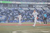 １回、天候不良により一時中断となりベンチへ引き揚げるジャクソン（後方）らロッテナイン（撮影・開出牧）