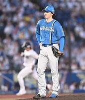 １回、藤原（後方）に先制の右越えソロを打たれた有原（撮影・開出牧）