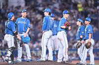 ６回、小川に勝ち越しの右越え二塁打を打たれた有原（中央）＝撮影・開出牧