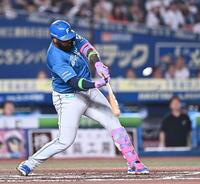 ６回、同点の右越え２ランを放つレイエス（撮影・開出牧）