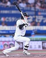 ６回ロッテ２死一、二塁、勝ち越しの右越え適時二塁打を放つ小川龍成＝ＺＯＺＯマリンスタジアム（撮影・開出牧）