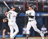 １回、先制の右越えソロを放ち西川（左）とタッチを交わす藤原（撮影・開出牧）