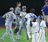 ４回終了後、勝又（右）から謝罪される高橋（撮影・西岡正）