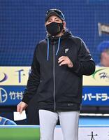 ７回、投手交代を告げる新庄監督（撮影・開出牧）