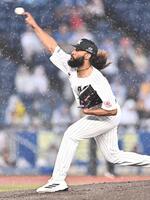 雨のマウンドで力投するジャクソン（撮影・開出牧）