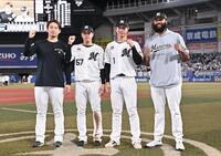 ヒーローインタビューを終えガッツポーズを決めるロッテの（左から）自身初の３０セーブを挙げた横山、勝ち越しタイムリーの小川、先制ソロを含む猛打賞の藤原、今季９勝目のジャクソン（撮影・開出牧）