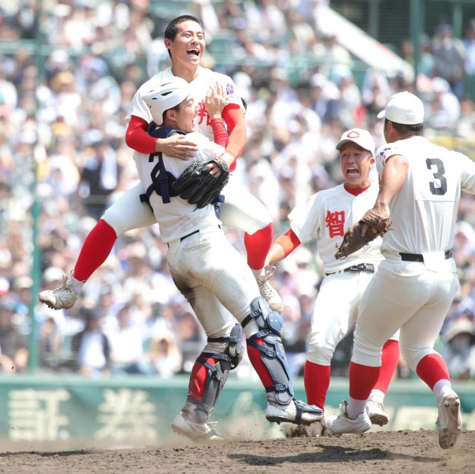 　優勝を果たし、久葉（上）と抱き合って喜ぶ智弁和歌山・山田（撮影・坂部計介）