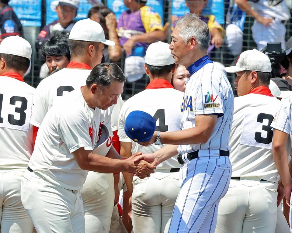 　試合後、中谷監督（左）と握手を交わす青柳監督（撮影・立川洋一郎）