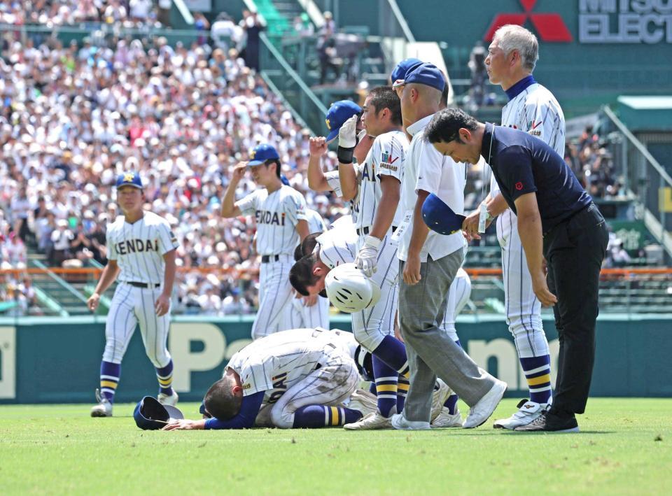 　智弁和歌山に敗れ、涙を流す健大高崎ナイン。右端は青柳監督（撮影・中田匡峻）
