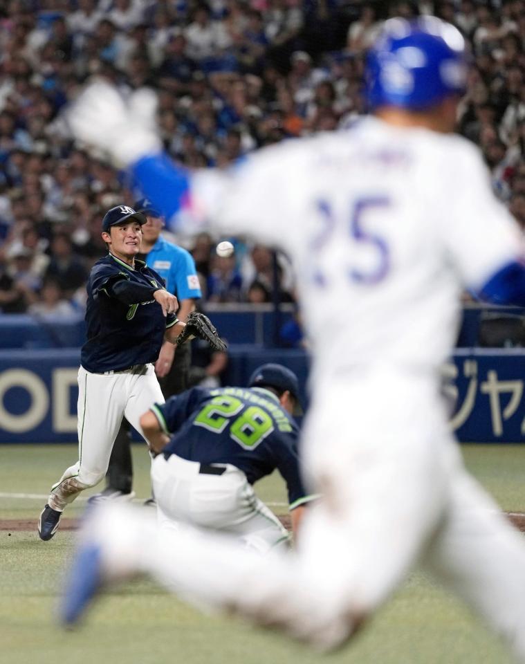 ４回、石伊のゴロを本塁へ送球する一塁手宮本。野選となり三走石川昂（手前）の生還を許す