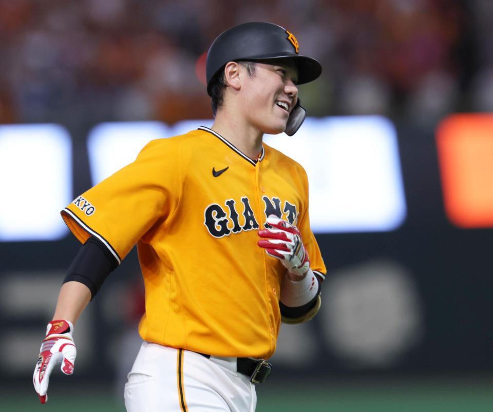 ４回、ソロを放ち笑顔を見せる坂本（撮影・佐々木彰尚）