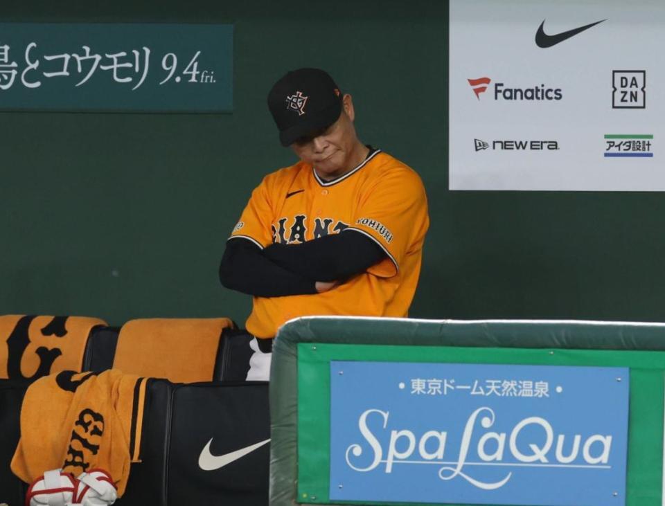 ８回、リクエストに失敗し首をかしげる橋上監督代行（撮影・佐々木彰尚）