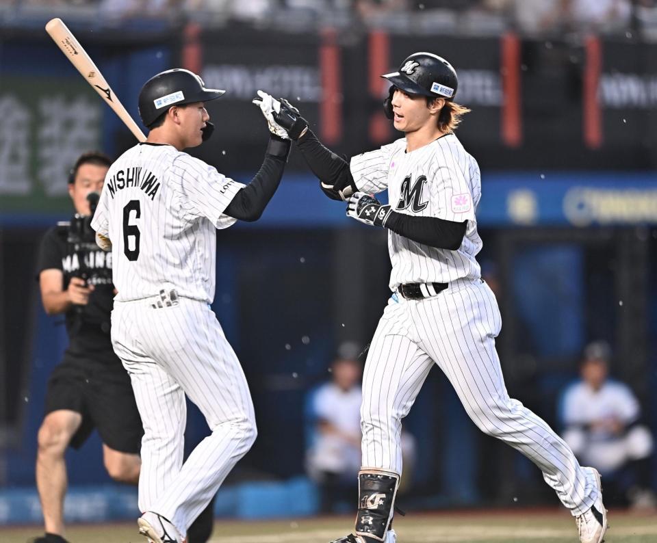１回、先制の右越えソロを放ち西川（左）とタッチを交わす藤原（撮影・開出牧）