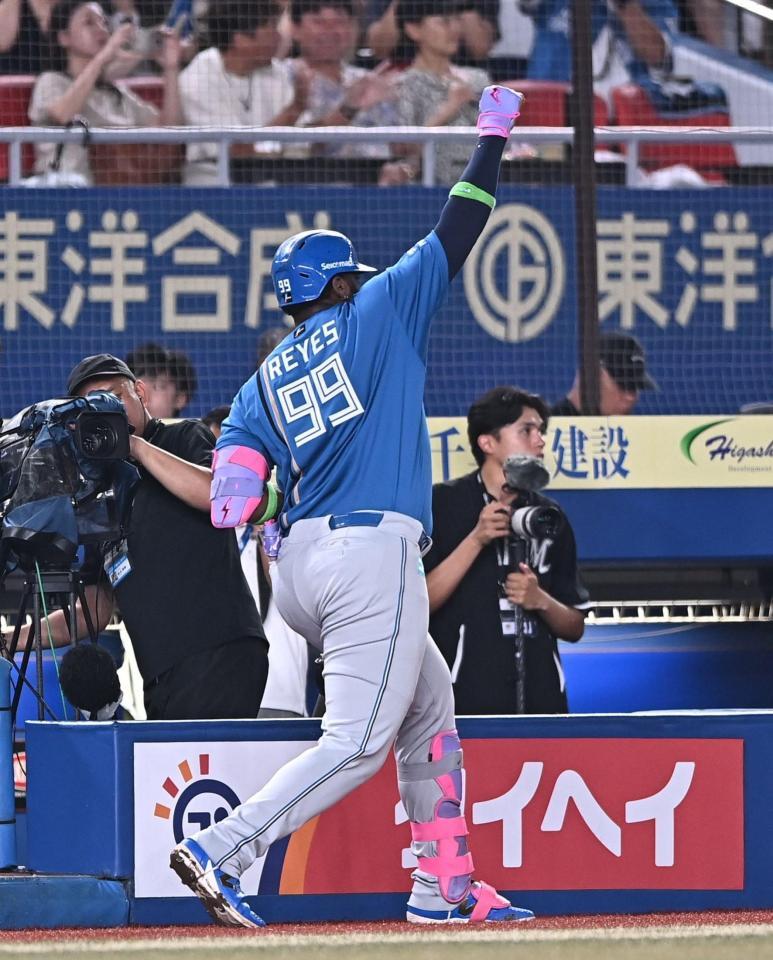 ６回、同点の右越え２ランを放ちレフトスタンドに向かって拳を突き上げるレイエス（撮影・開出牧）