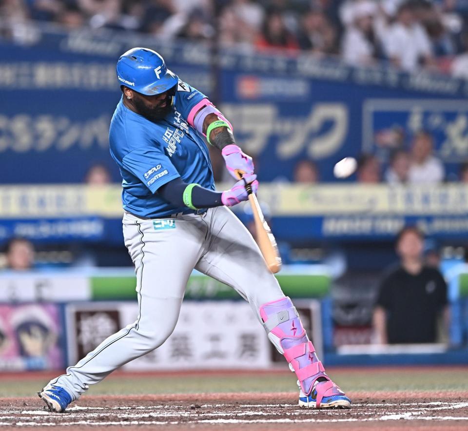 ６回、同点の右越え２ランを放つレイエス（撮影・開出牧）