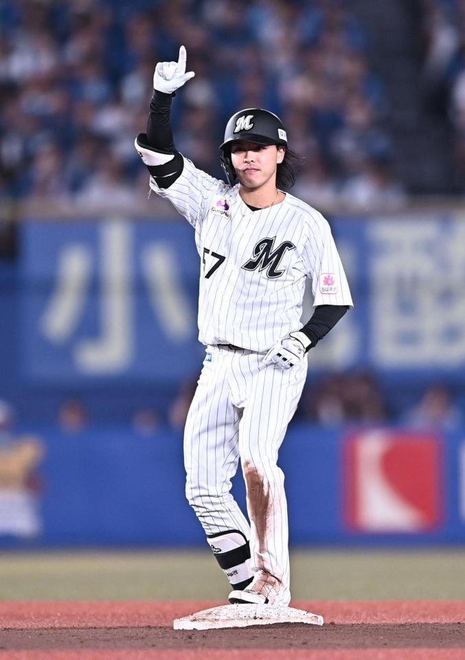 ６回、勝ち越しの右越え二塁打を放ちポーズを決める小川（撮影・開出牧）
