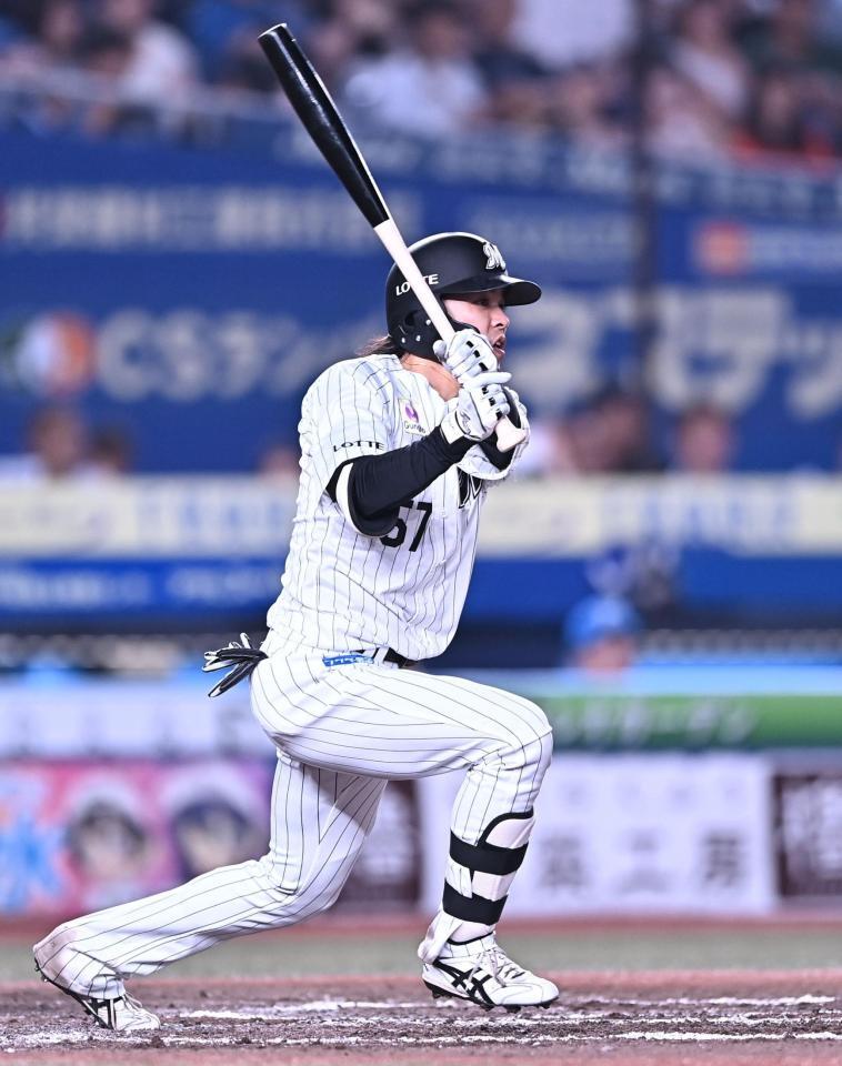 ６回ロッテ２死一、二塁、勝ち越しの右越え適時二塁打を放つ小川龍成＝ＺＯＺＯマリンスタジアム（撮影・開出牧）