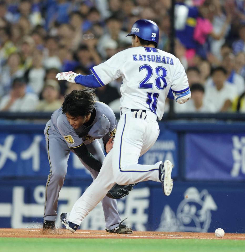 ４回、高橋は勝又と交錯する（撮影・山口登）