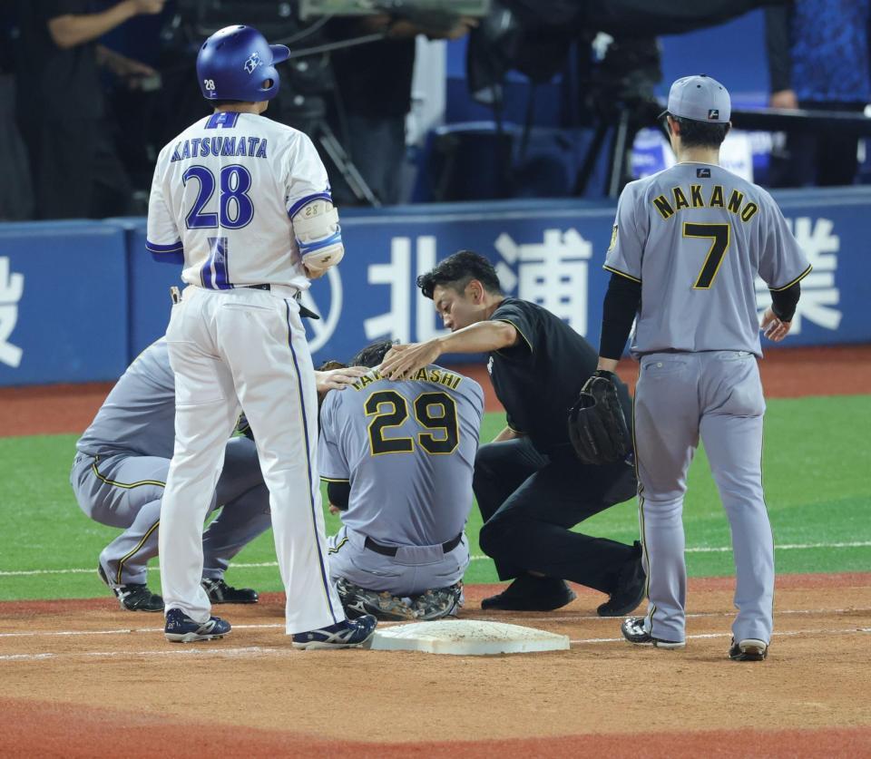 ４回、勝又の投ゴロで落としたボールを捕ろうとした高橋（左）と勝又が接触し、転倒してうずくまる（撮影・西岡正）