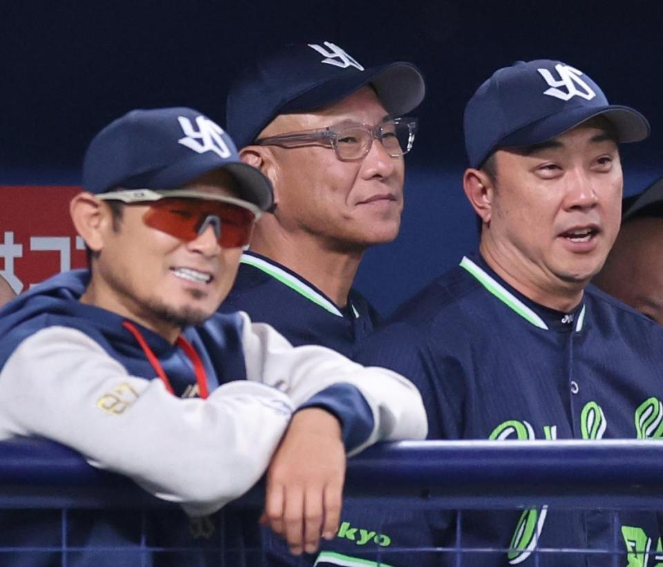 ９回表、試合を見つめる池山監督（中）ら