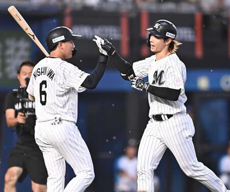 　１回、先頭打者弾を放ち生還する藤原（右）＝撮影・開出牧