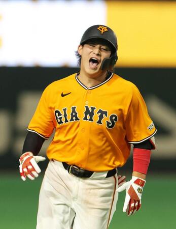 ６回、左越えに同点ソロを放ち、叫ぶ増田陸（撮影・佐々木彰尚）