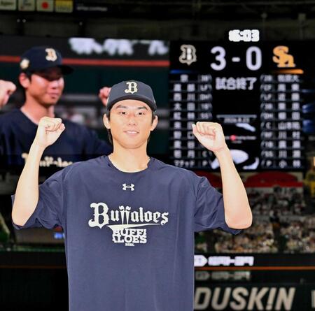 　今季５勝目を挙げ、笑顔でポーズをとる曽谷